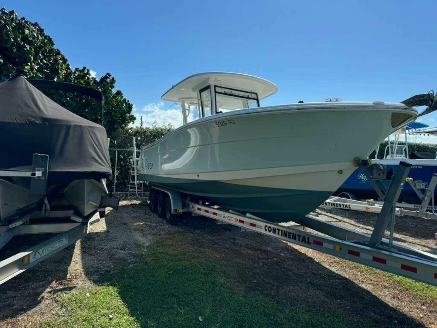 2017 Robalo R302 - Image 2