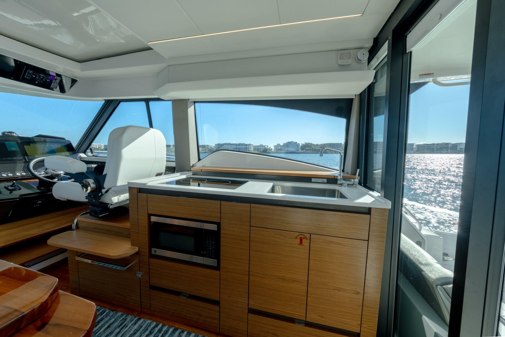 2025 Tiara Yachts 43 LE - Image 19