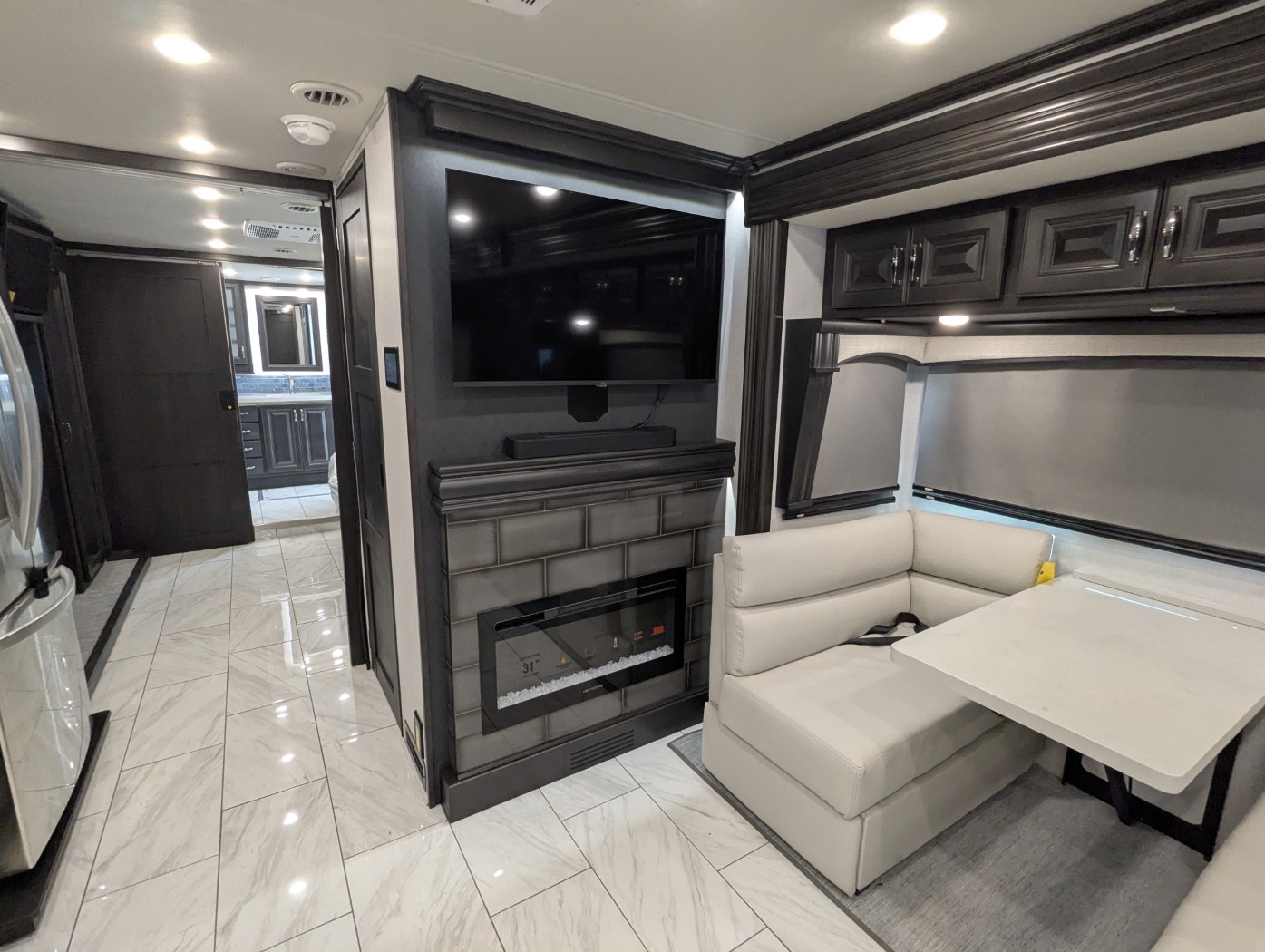 2026 Fleetwood Discovery 38W - Image 21