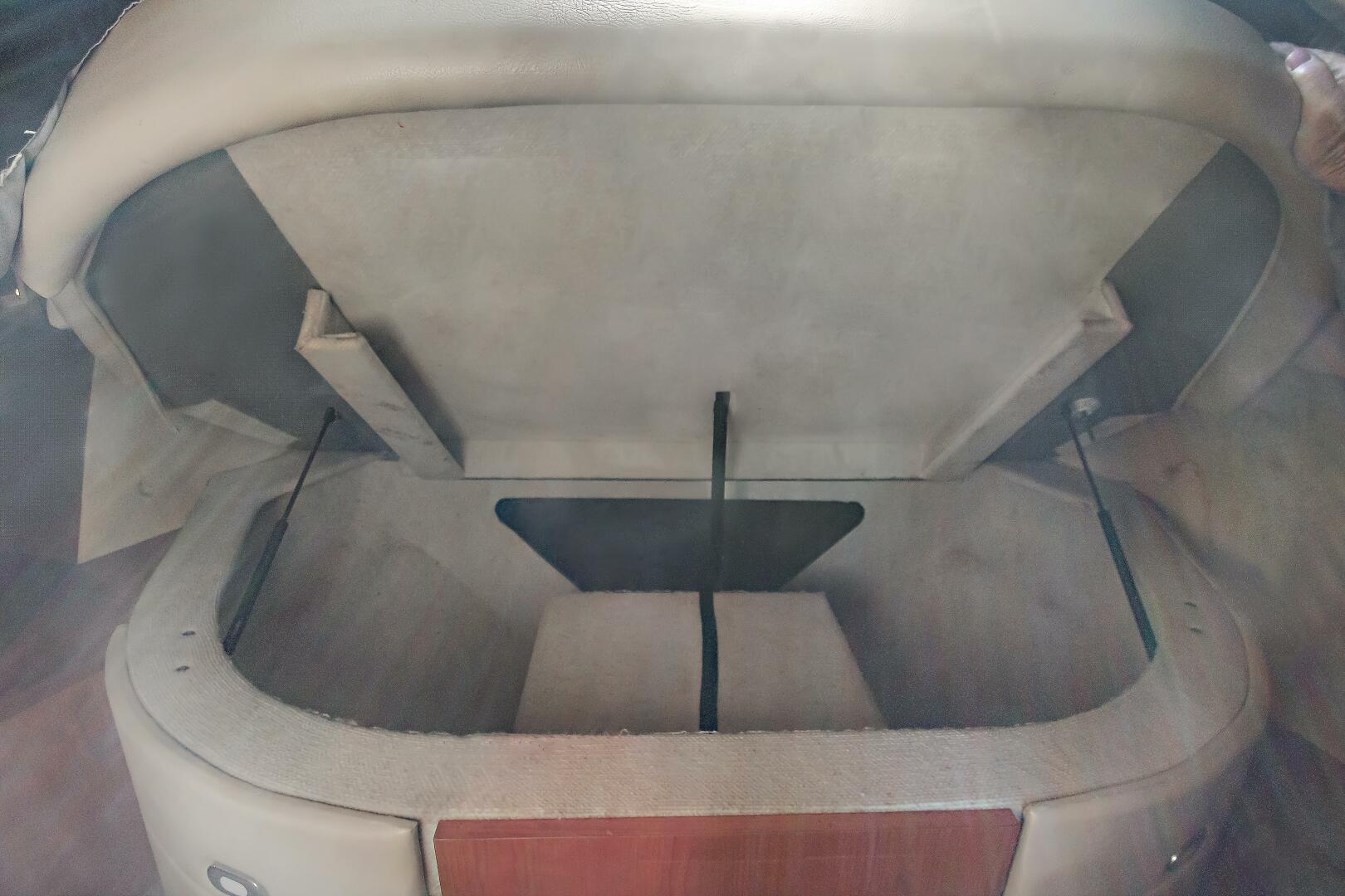 2000 Sea Ray 370 Express Cruiser - Image 18
