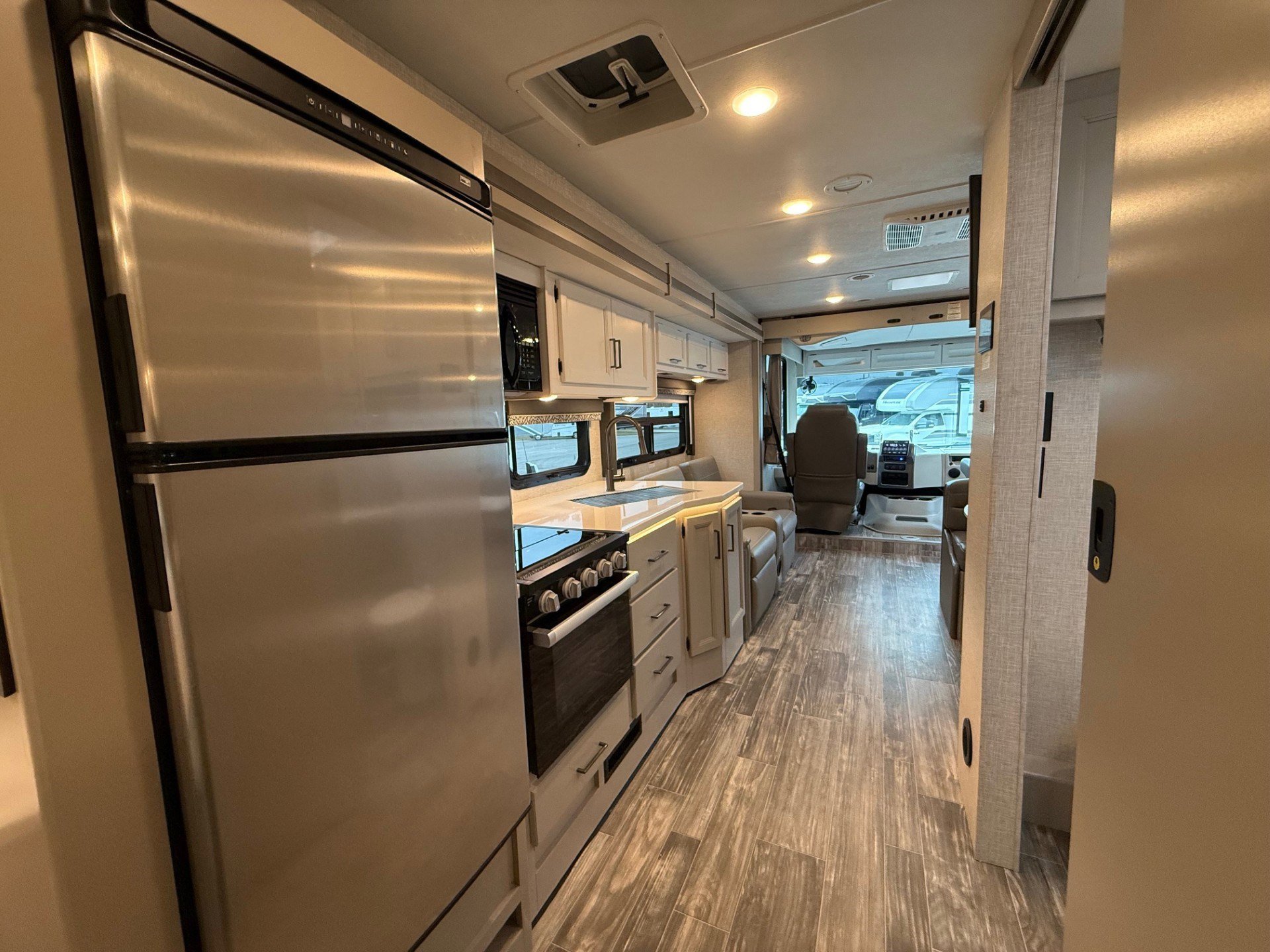 2025 THOR MOTOR COACH HURRICANE 29M - Image 13