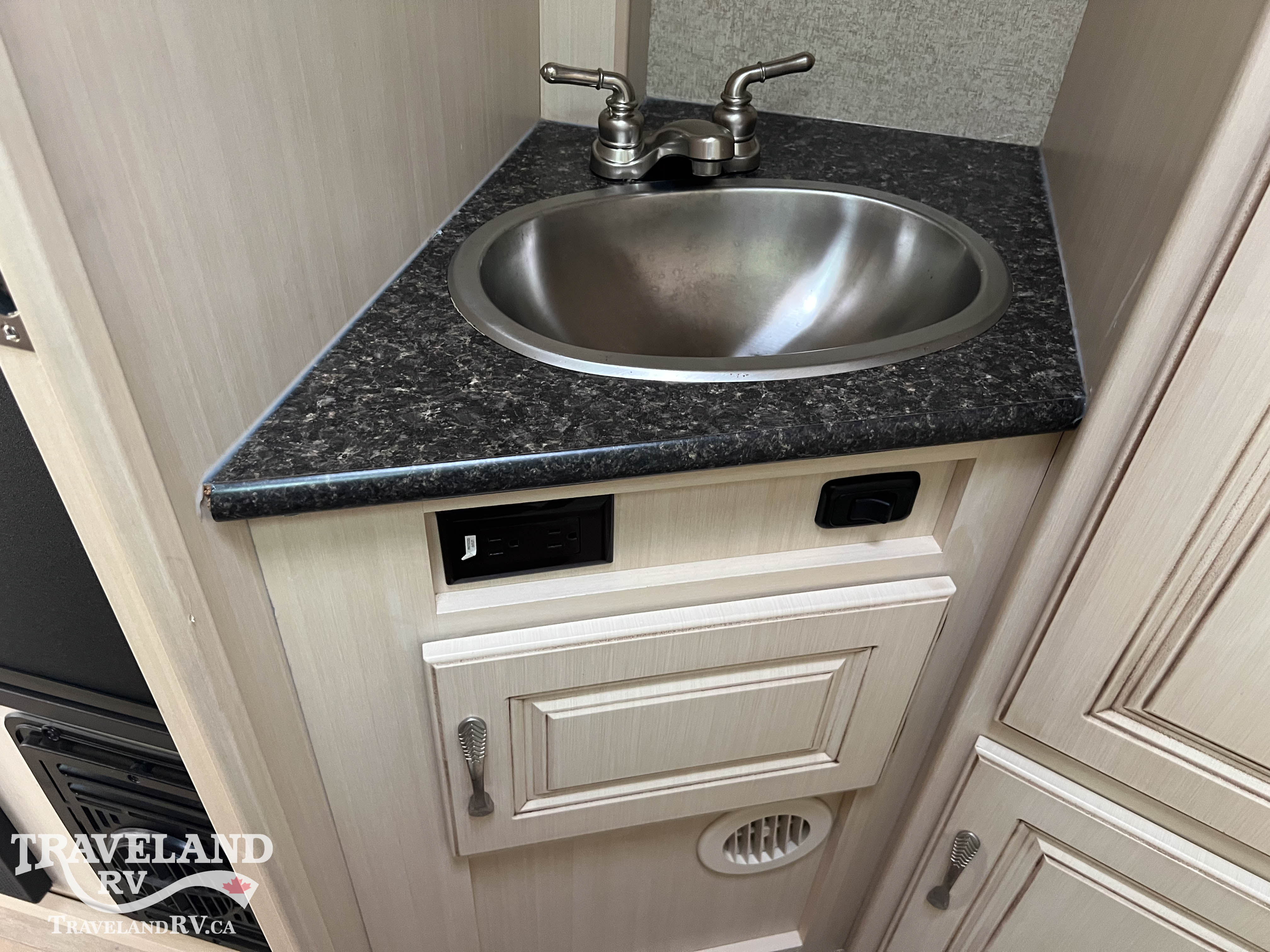 2016 Winnebago Micro Minnie 2106DS - Image 22