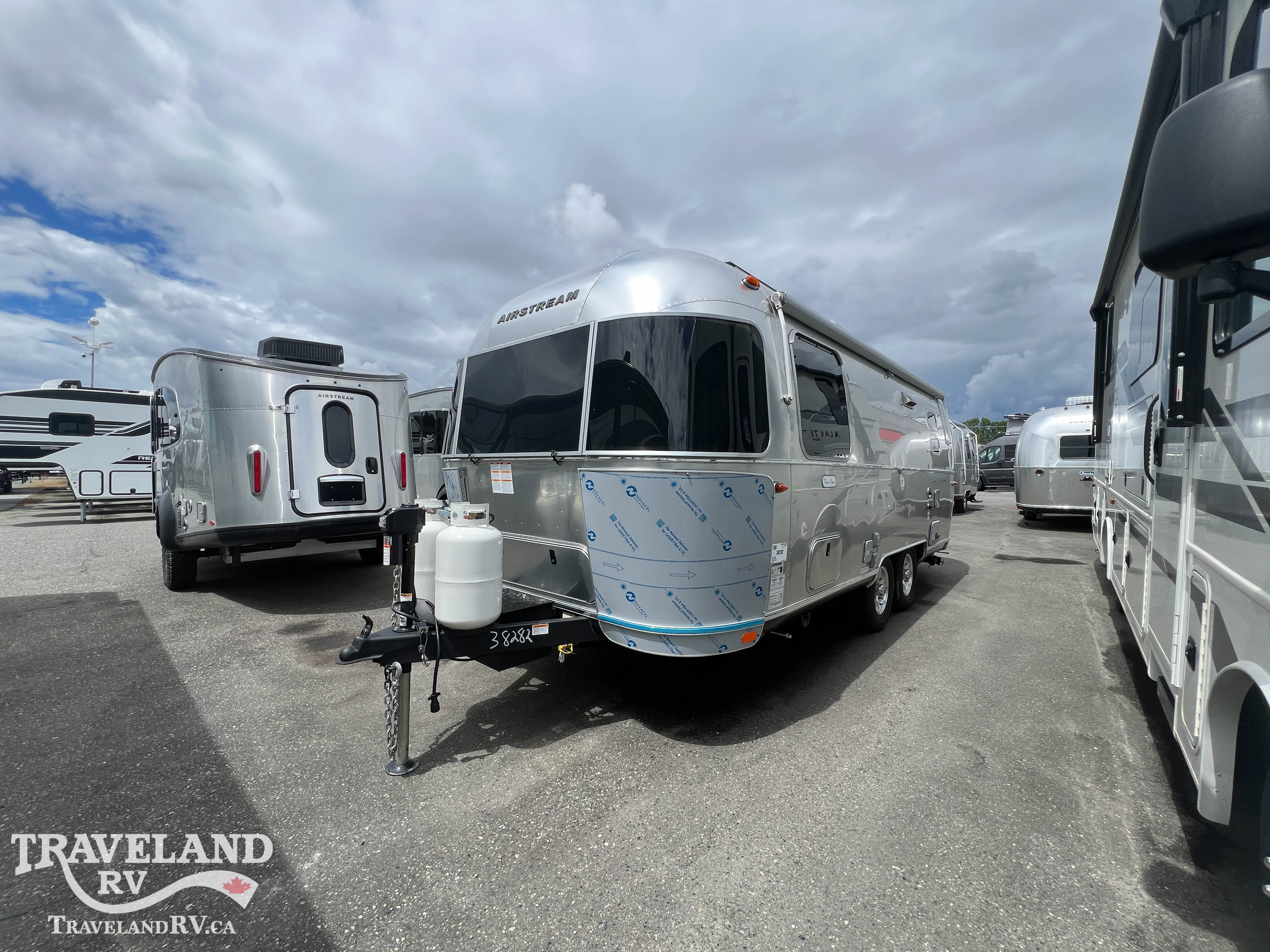 2026 Airstream Flying Cloud 23FBT - Image 6