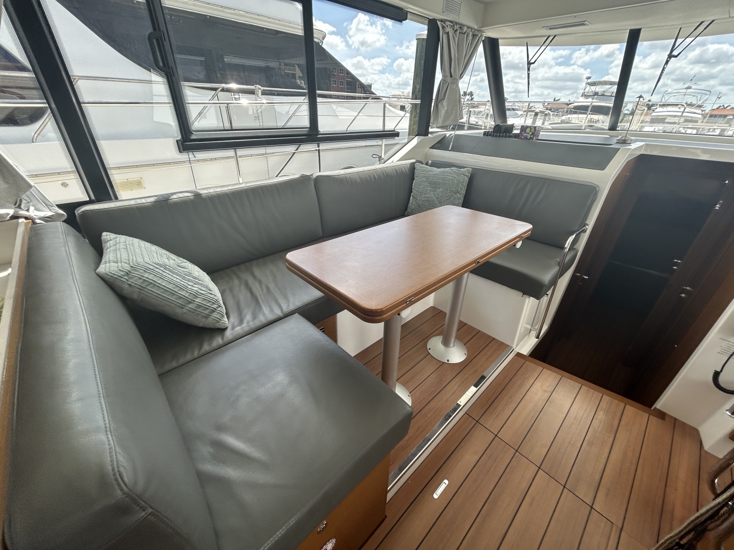 2022 Beneteau ST - Image 32
