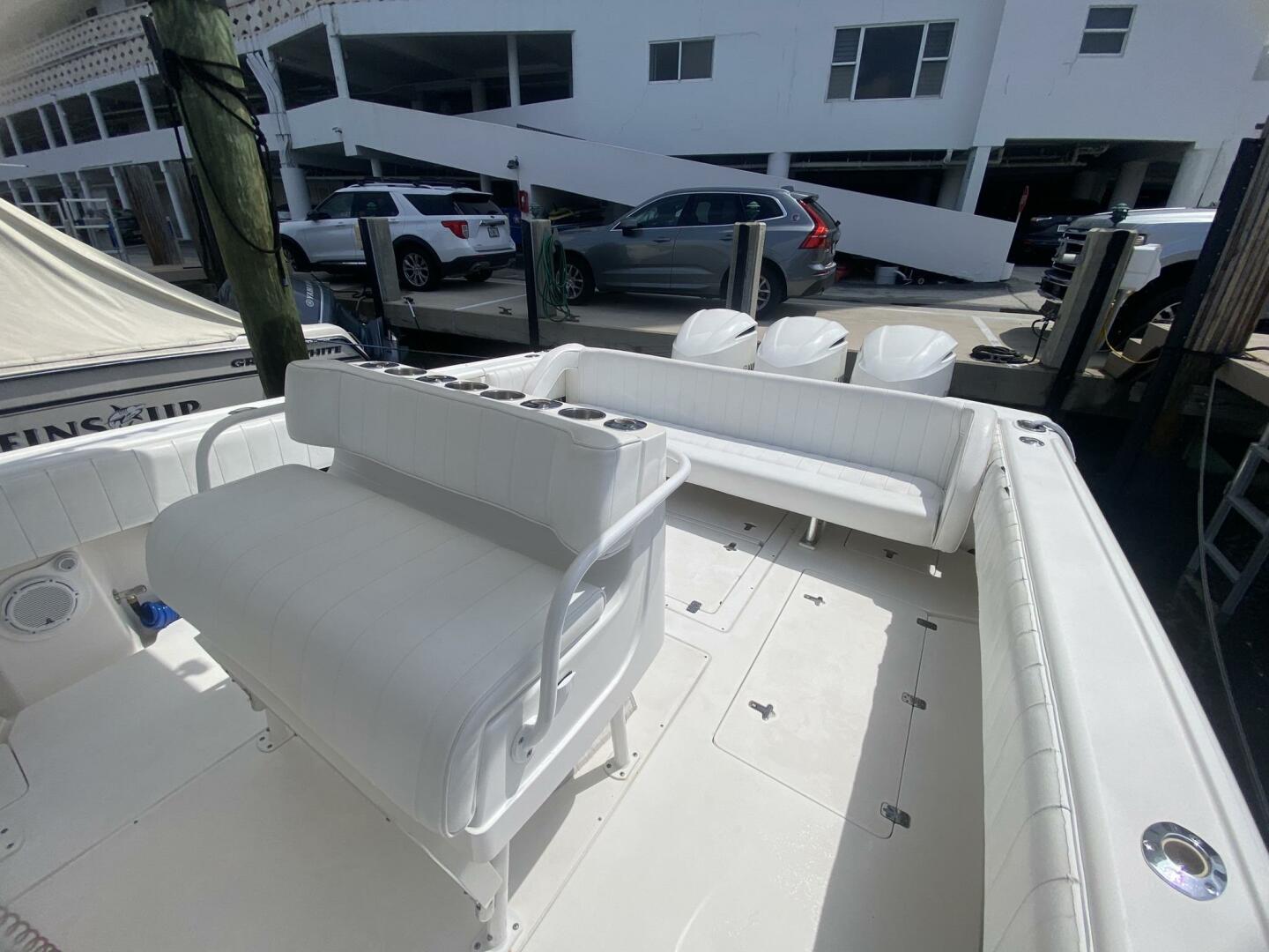 2006 Intrepid 370 - Image 14