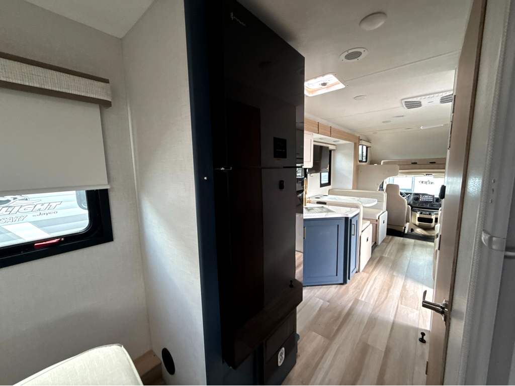 2027 THOR MOTOR COACH MAGNITUDE GA28 - Image 32