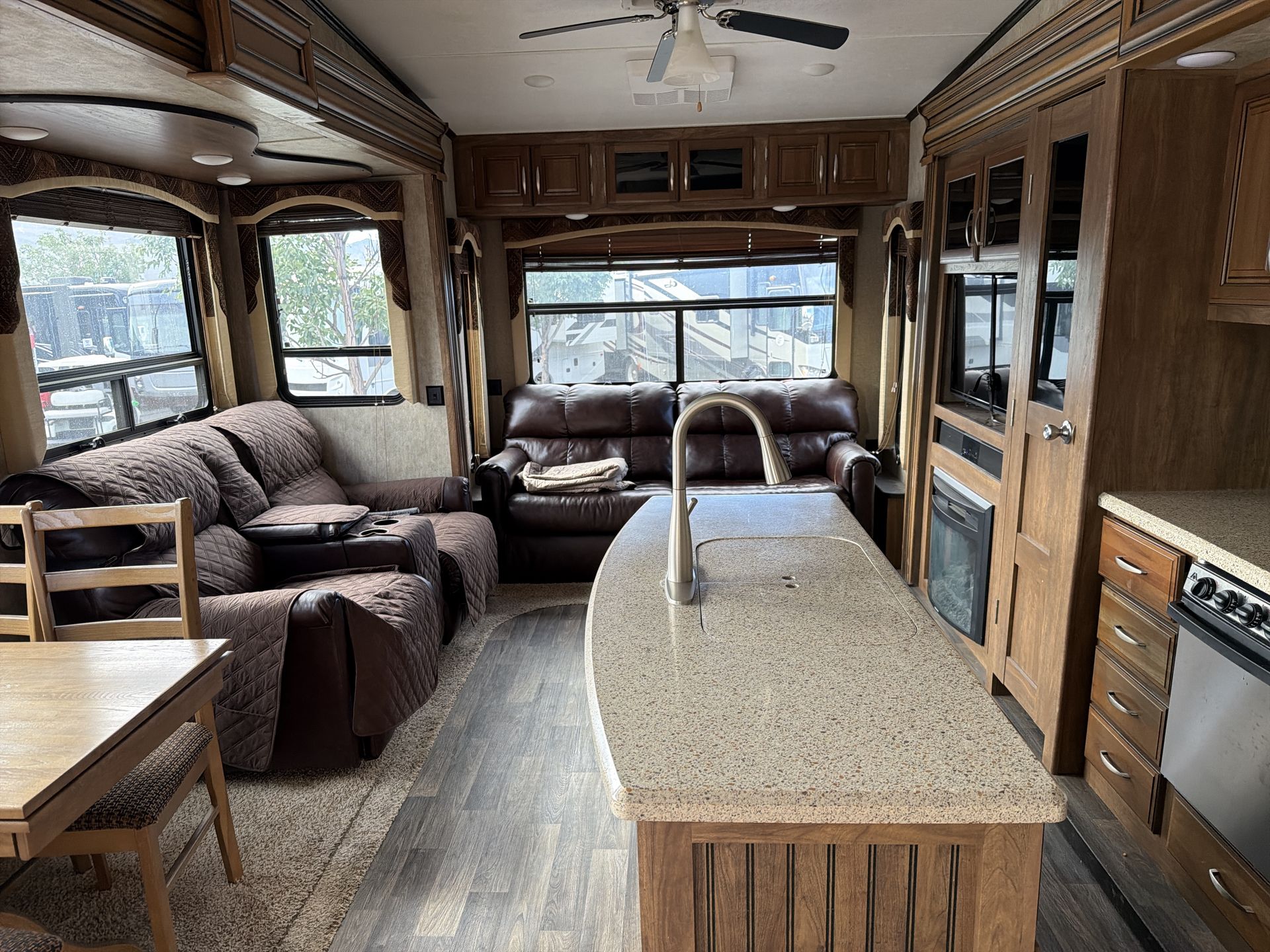 2015 Keystone Montana High Country 353RL - Image 13