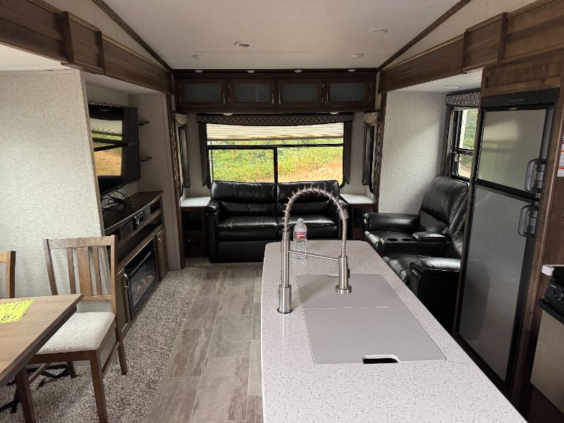 2020 Dutchmen Astoria 3003RLF - Image 6