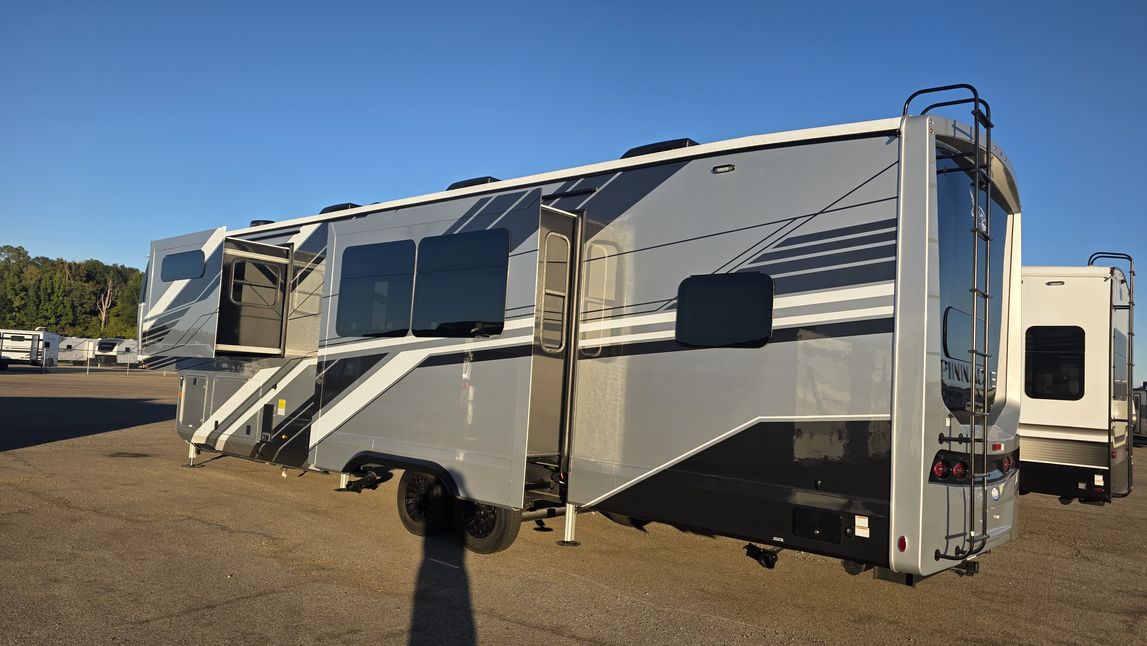 2027 JAYCO PINNACLE 38FBRK - Image 3