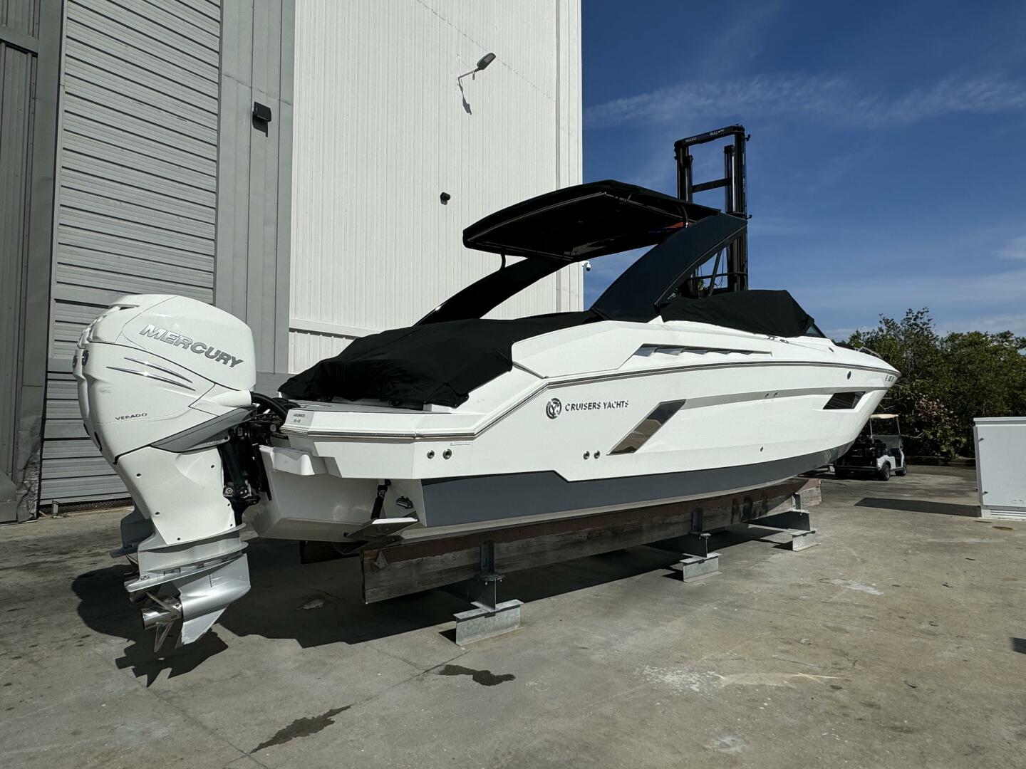 2019 Cruisers Yachts 338 - Image 7