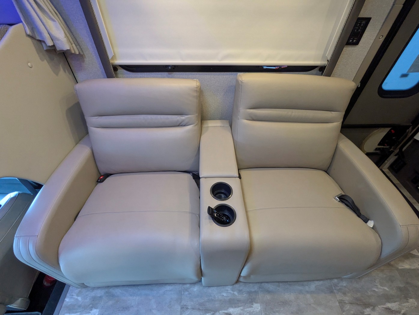 2024 Thor Motor Coach Omni XG32 - Image 21