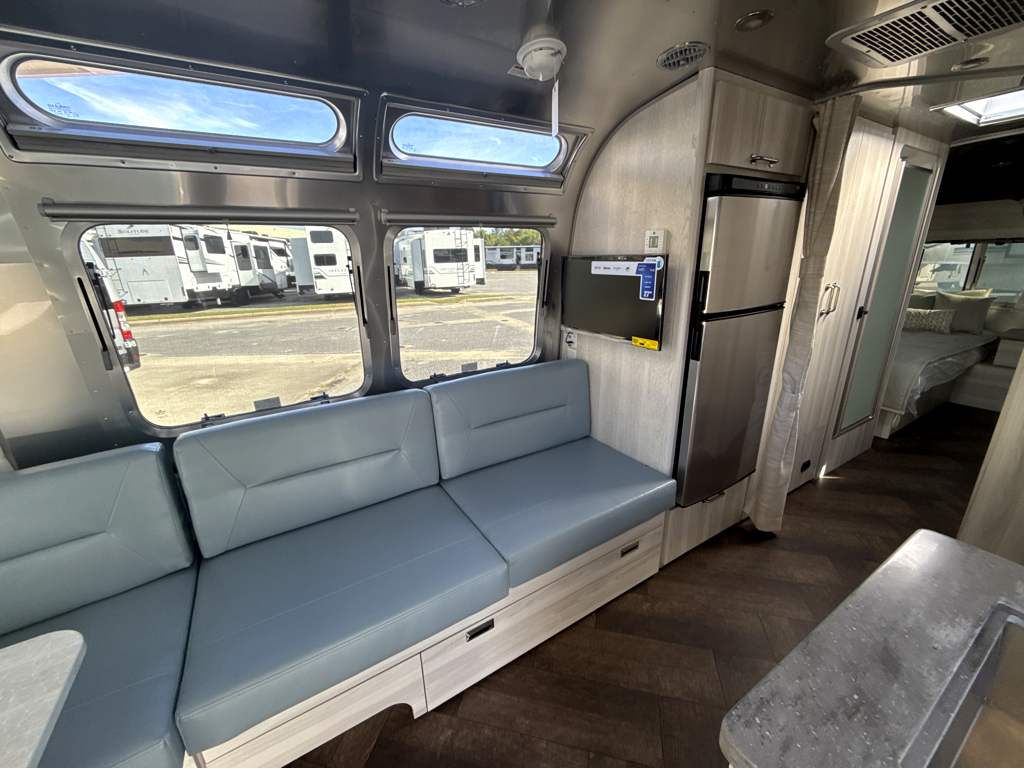 2026 AIRSTREAM INTERNATIONAL 27FBT - Image 11
