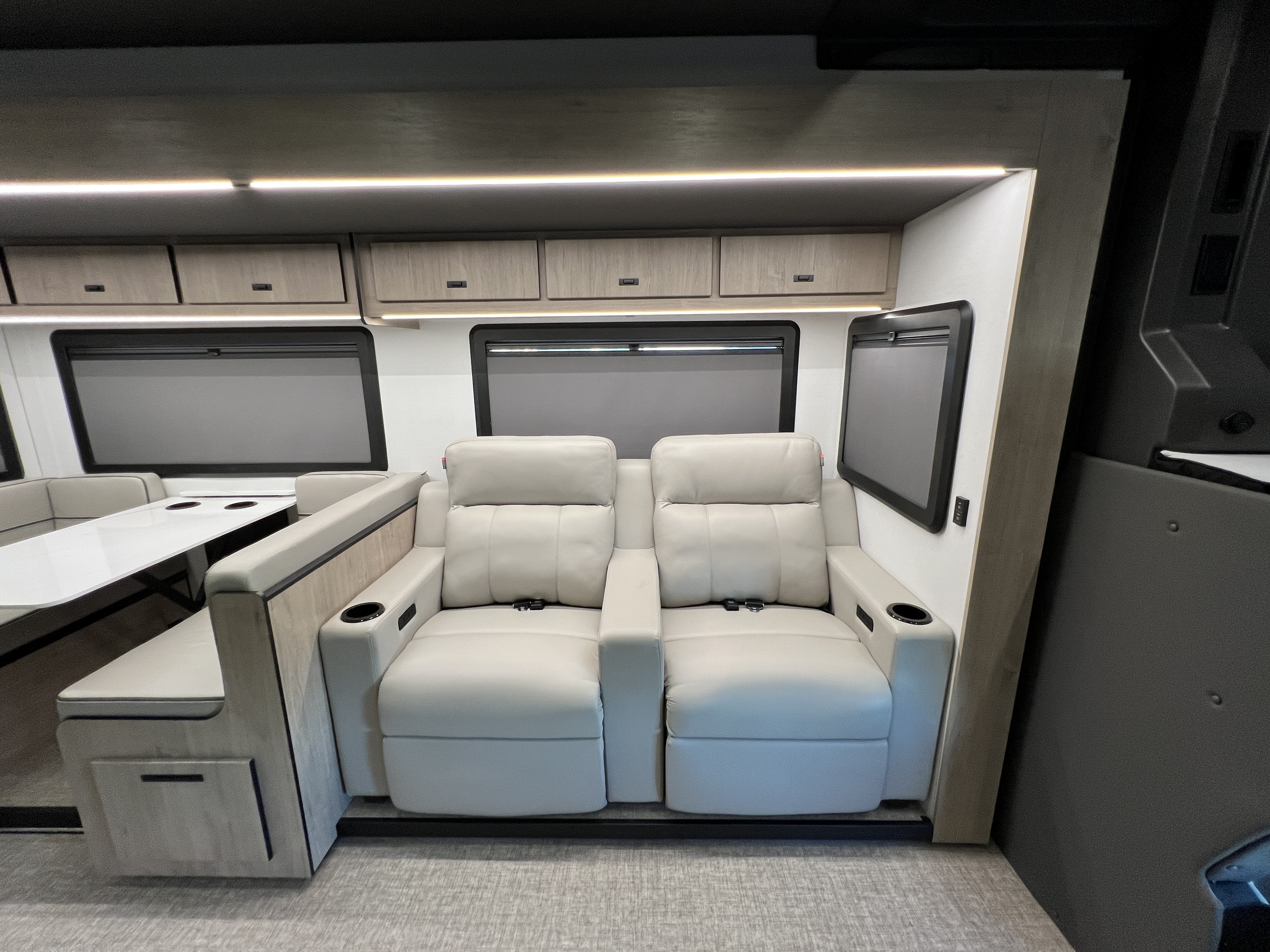 2027 Grand Design Lineage Series F 31ZW - Image 19