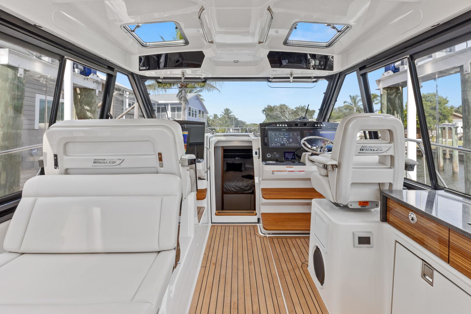 2022 Boston Whaler 405 Conquest - Image 12
