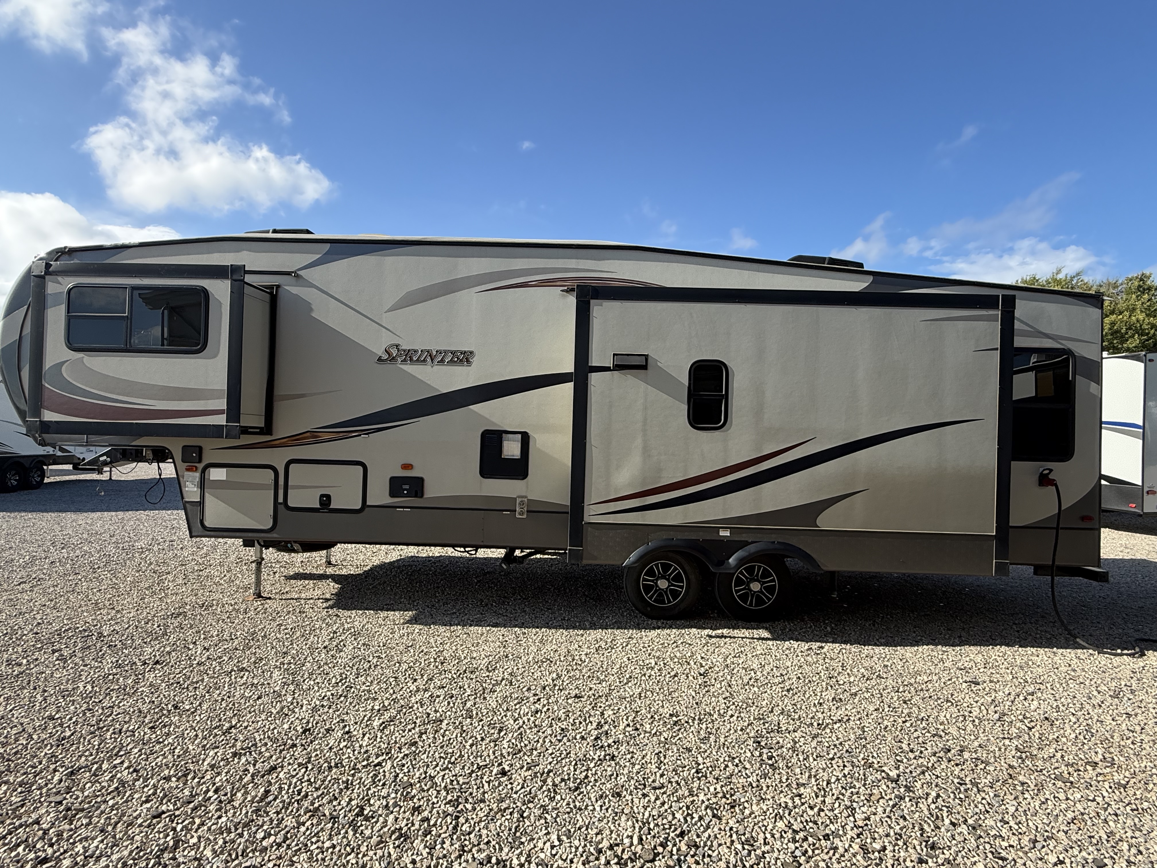 2017 Keystone Sprinter Wide Body 298FWRLS - Image 4
