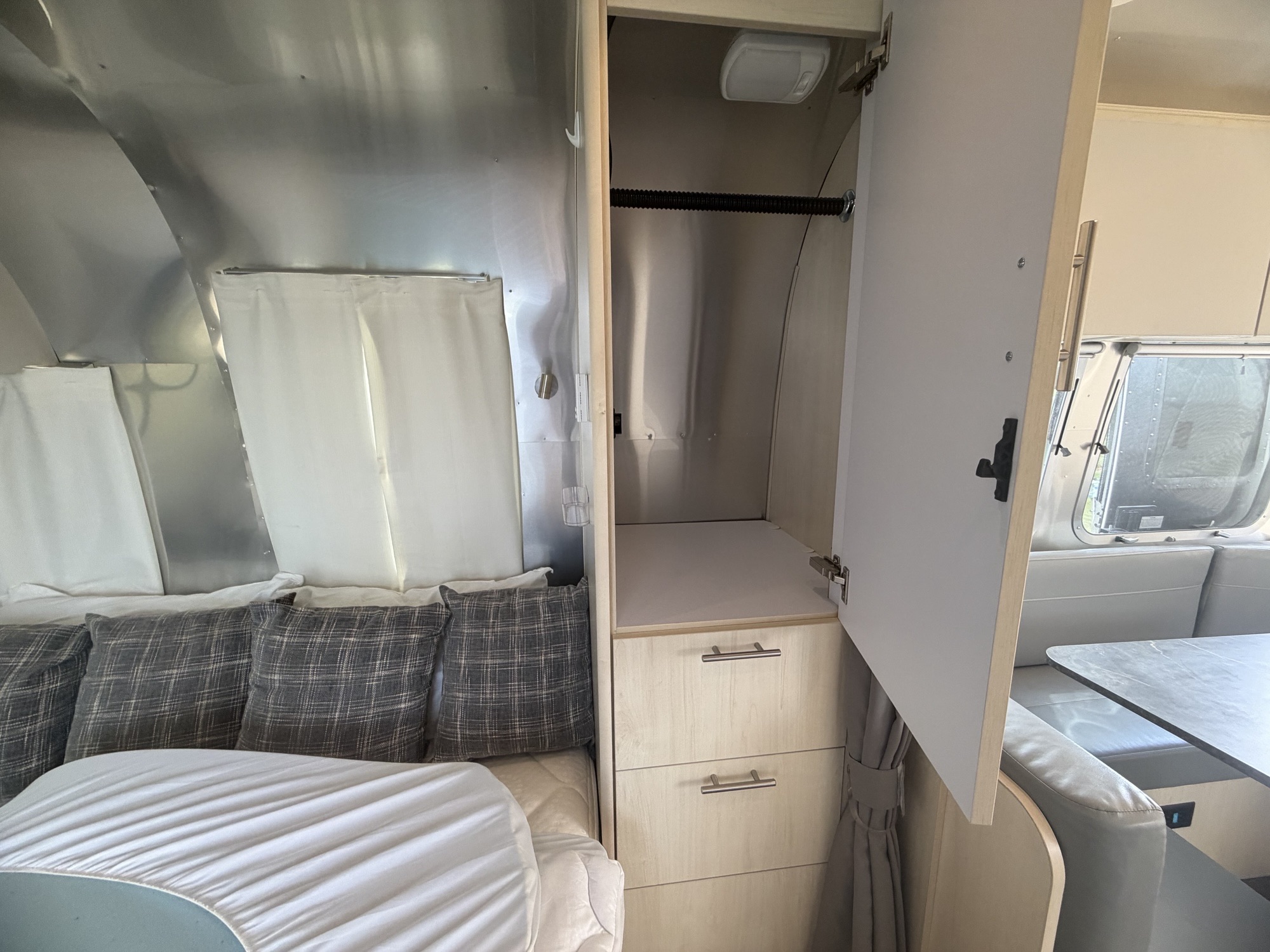 2024 AIRSTREAM FLYING CLOUD 23FB - Image 15