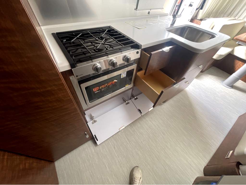 2026 AIRSTREAM GLOBETROTTER 27FBT - Image 22