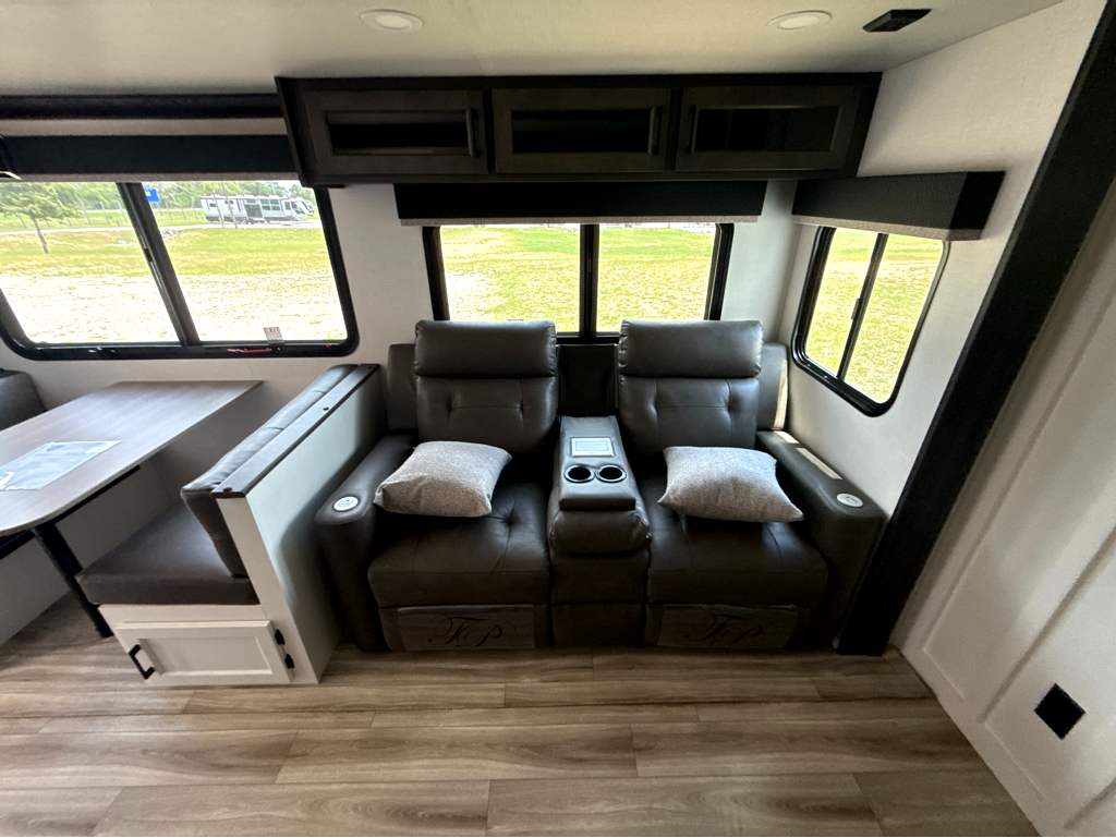 2026 VENTURE RV SPORTTREK 343VIB - Image 13
