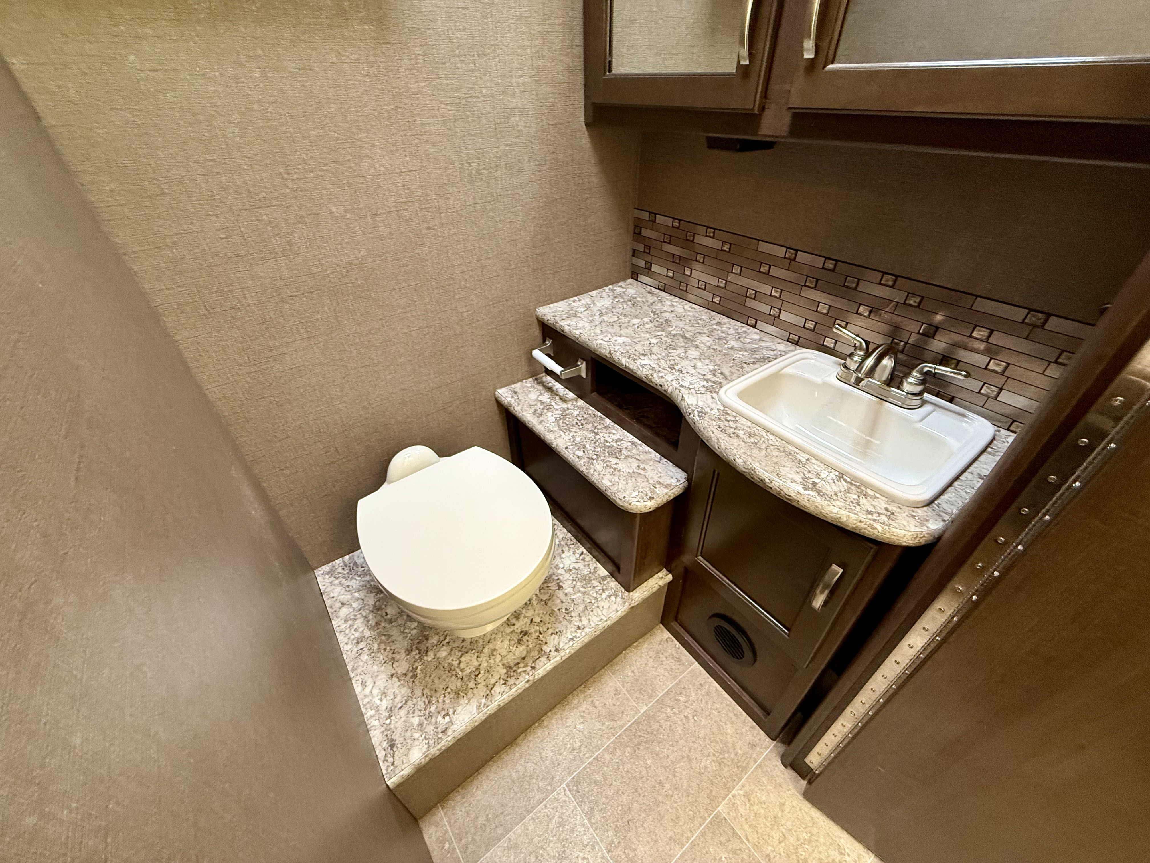 2017 Thor Motor Coach Chateau 31L - Image 19