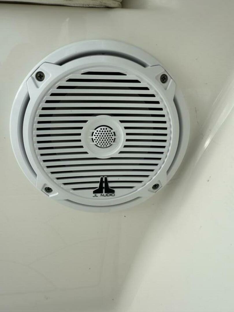 2017 Regulator 28 - Image 23