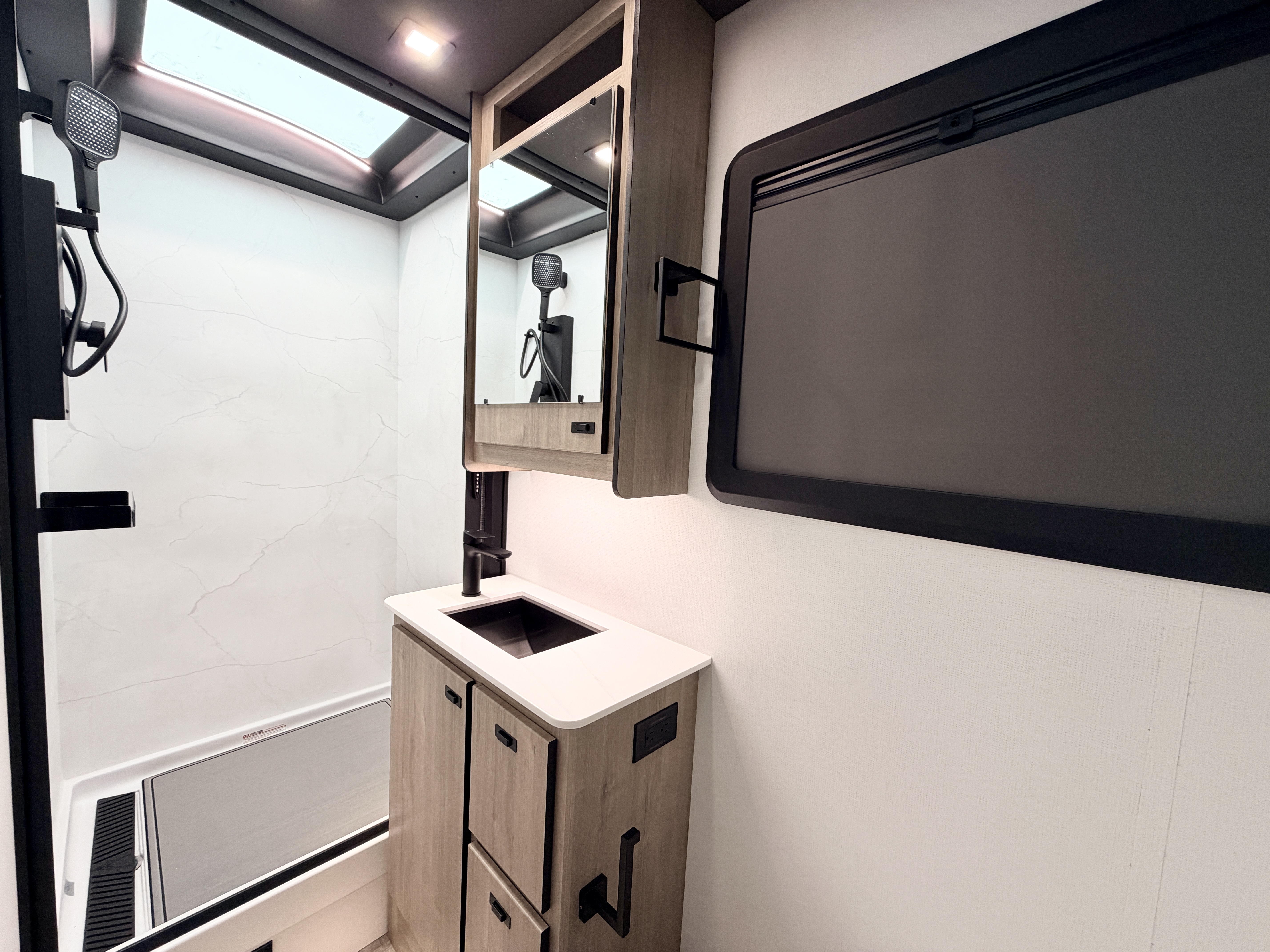 2027 Grand Design Lineage Series F 31ZW5 - Image 20