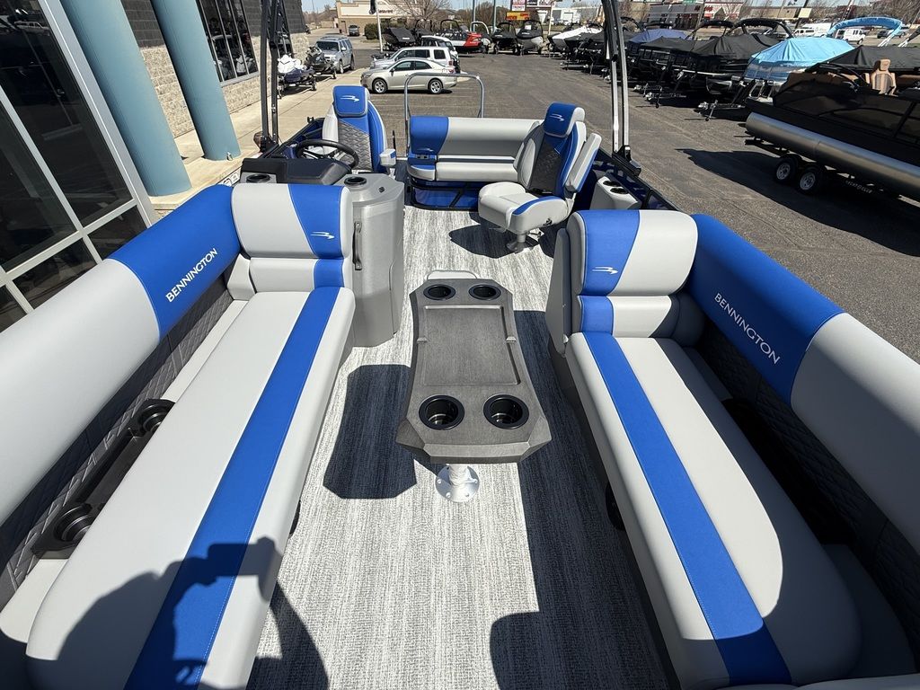 2025 Bennington 22 SSB Swingback Tri-Toon Pontoon - Image 37