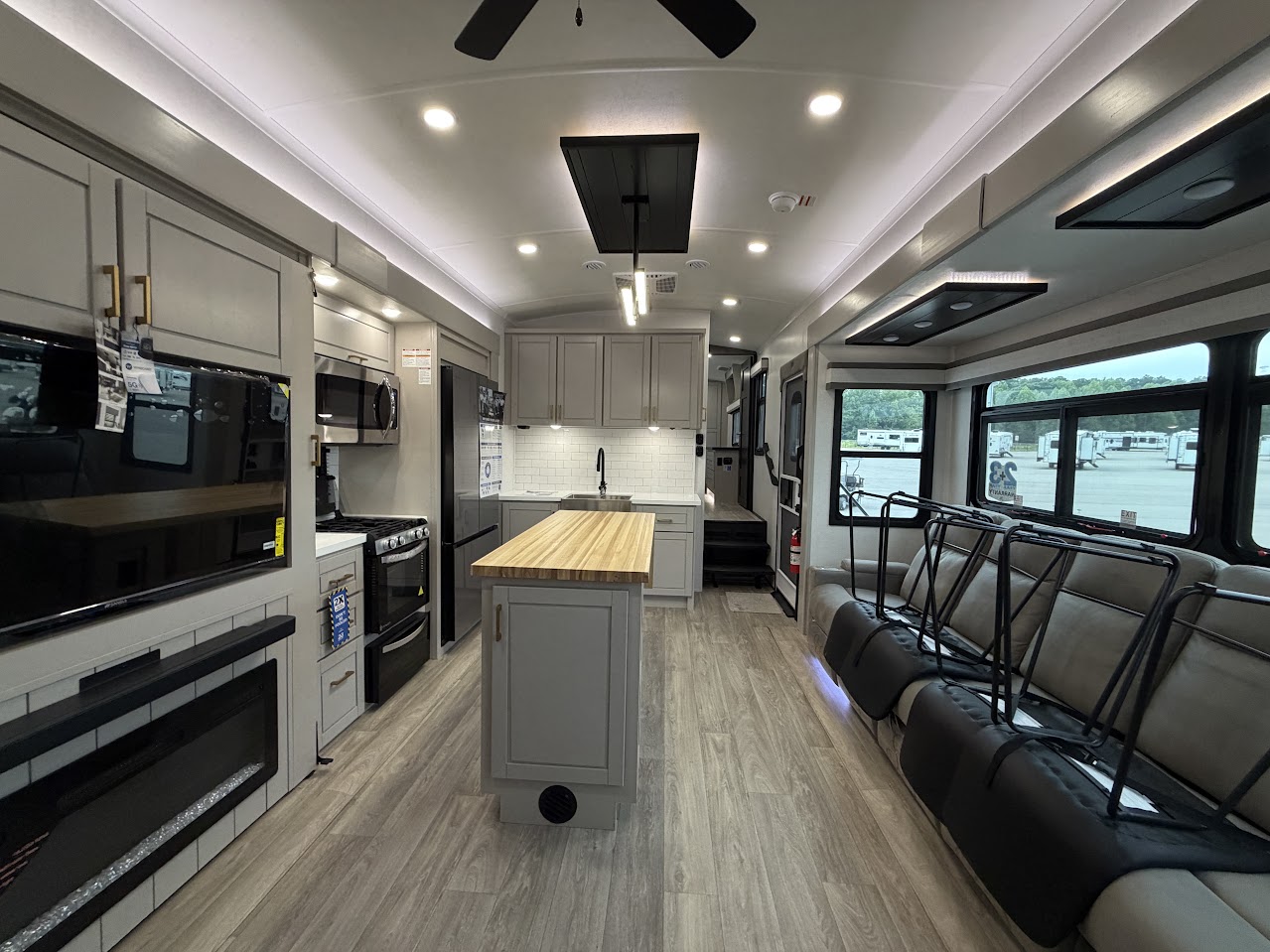 2027 JAYCO NORTH POINT 375TBDB - Image 10
