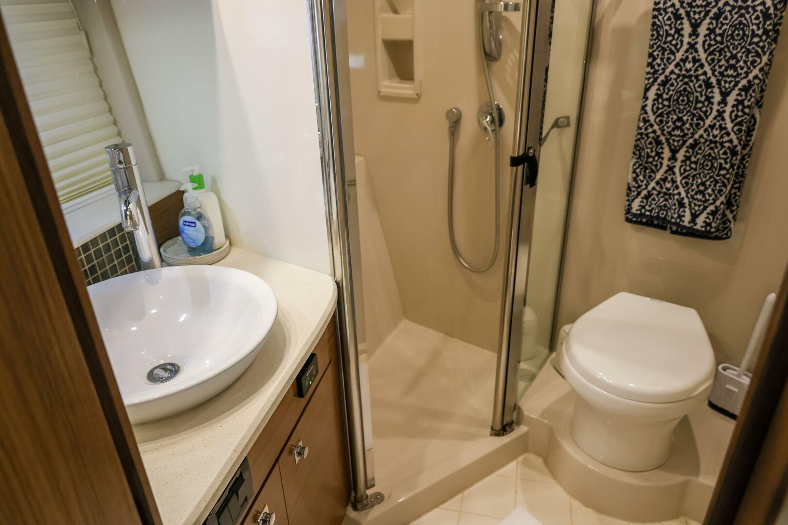 2014 Cruisers Yachts 45 Cantius - Image 67