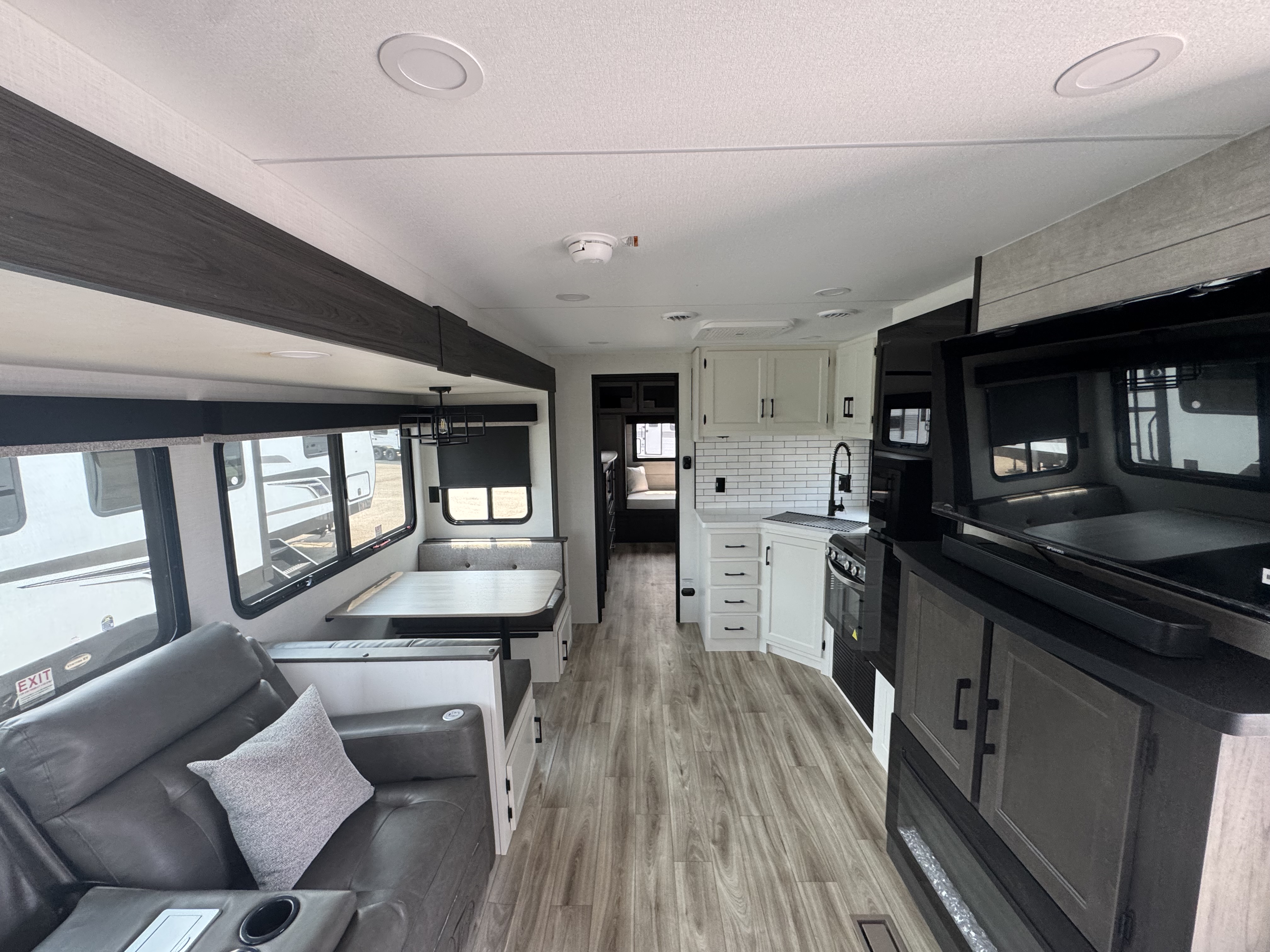 2027 VENTURE RV SPORTTREK 292VRB - Image 17
