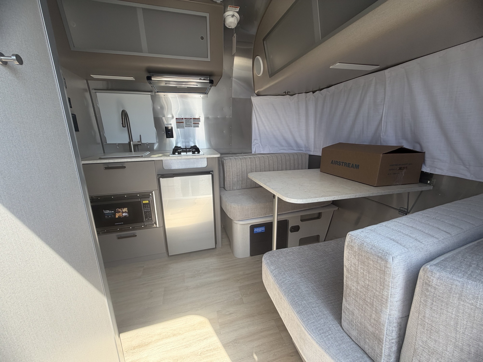 2027 AIRSTREAM CARAVEL 16RB - Image 25