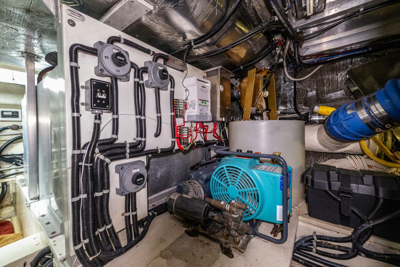 2001 Navigator 61 Pilothouse - Image 44