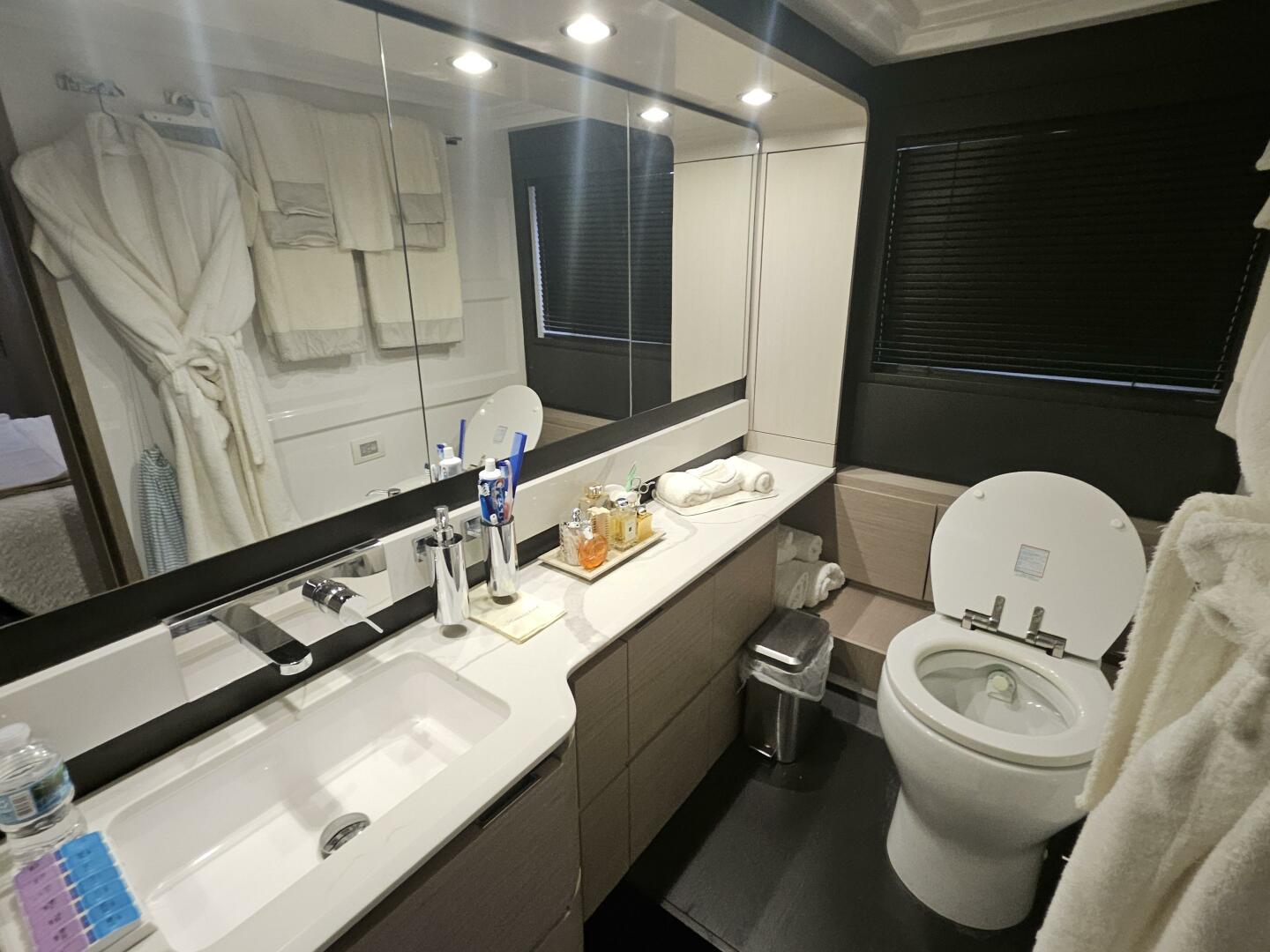 2022 Azimut 66 - Image 61