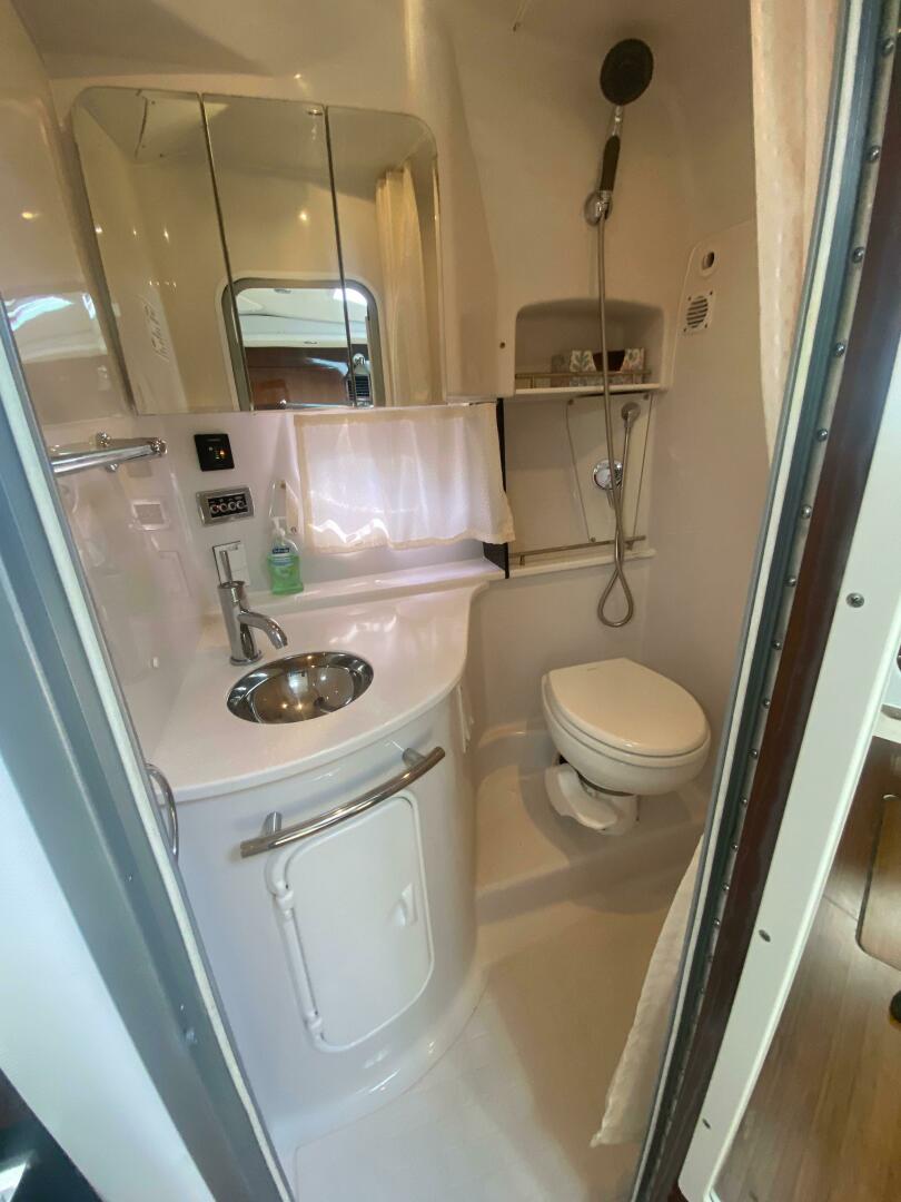 2018 Four Winns 355 Vista - Image 17