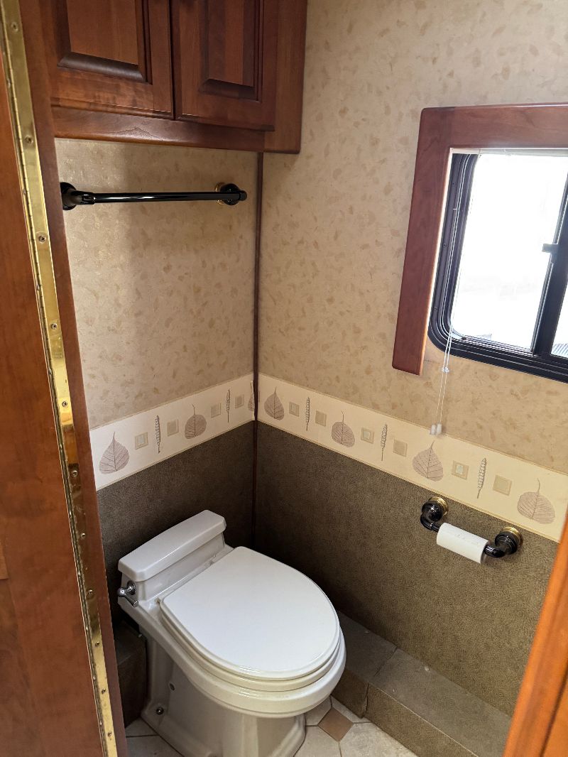 2004 Monaco Executive 40PBT - Image 14