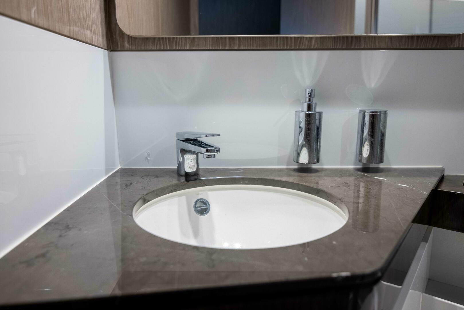 2019 Azimut S7 - Image 37