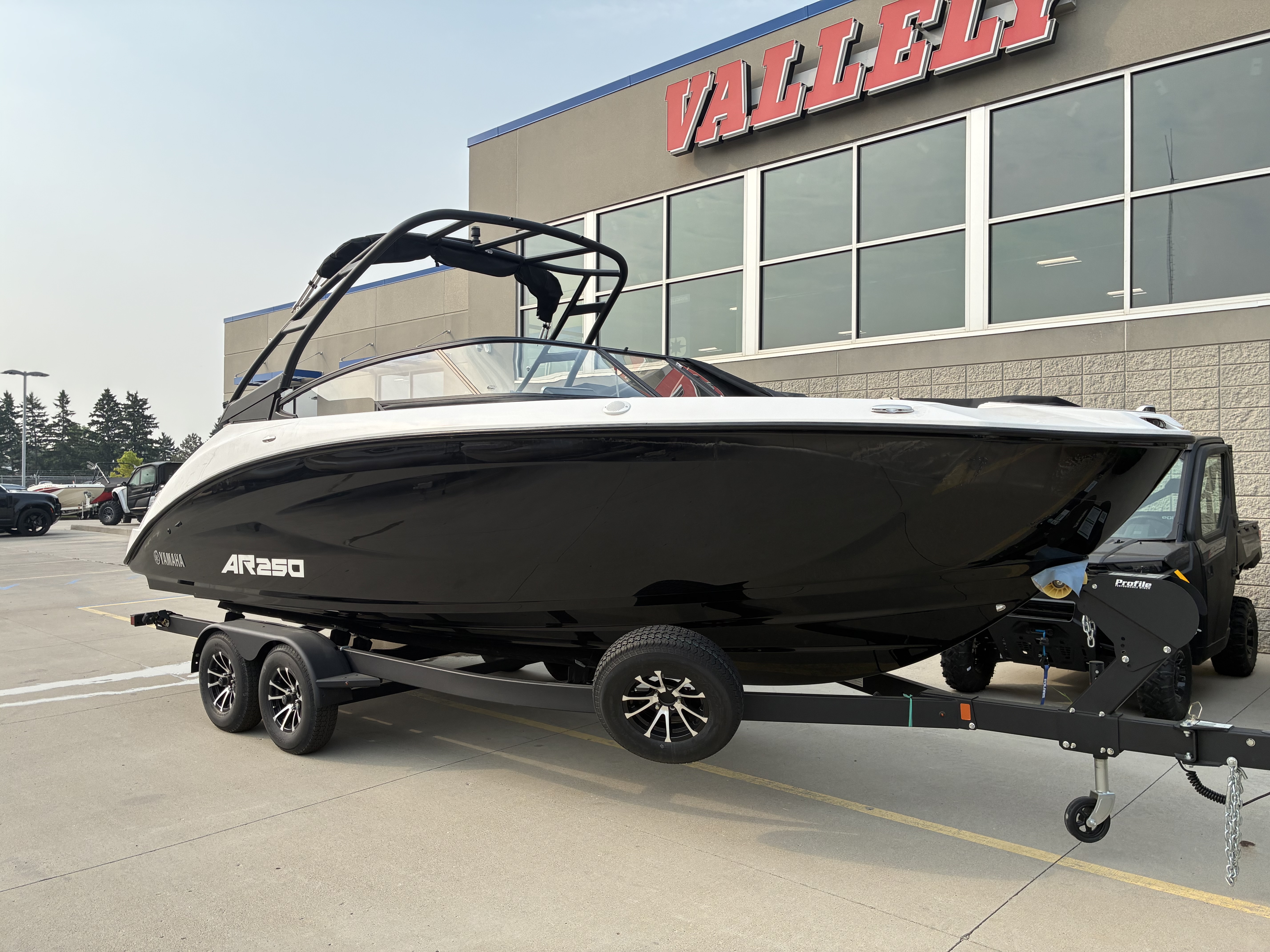 2026 Yamaha Boats AR250 - Image 2