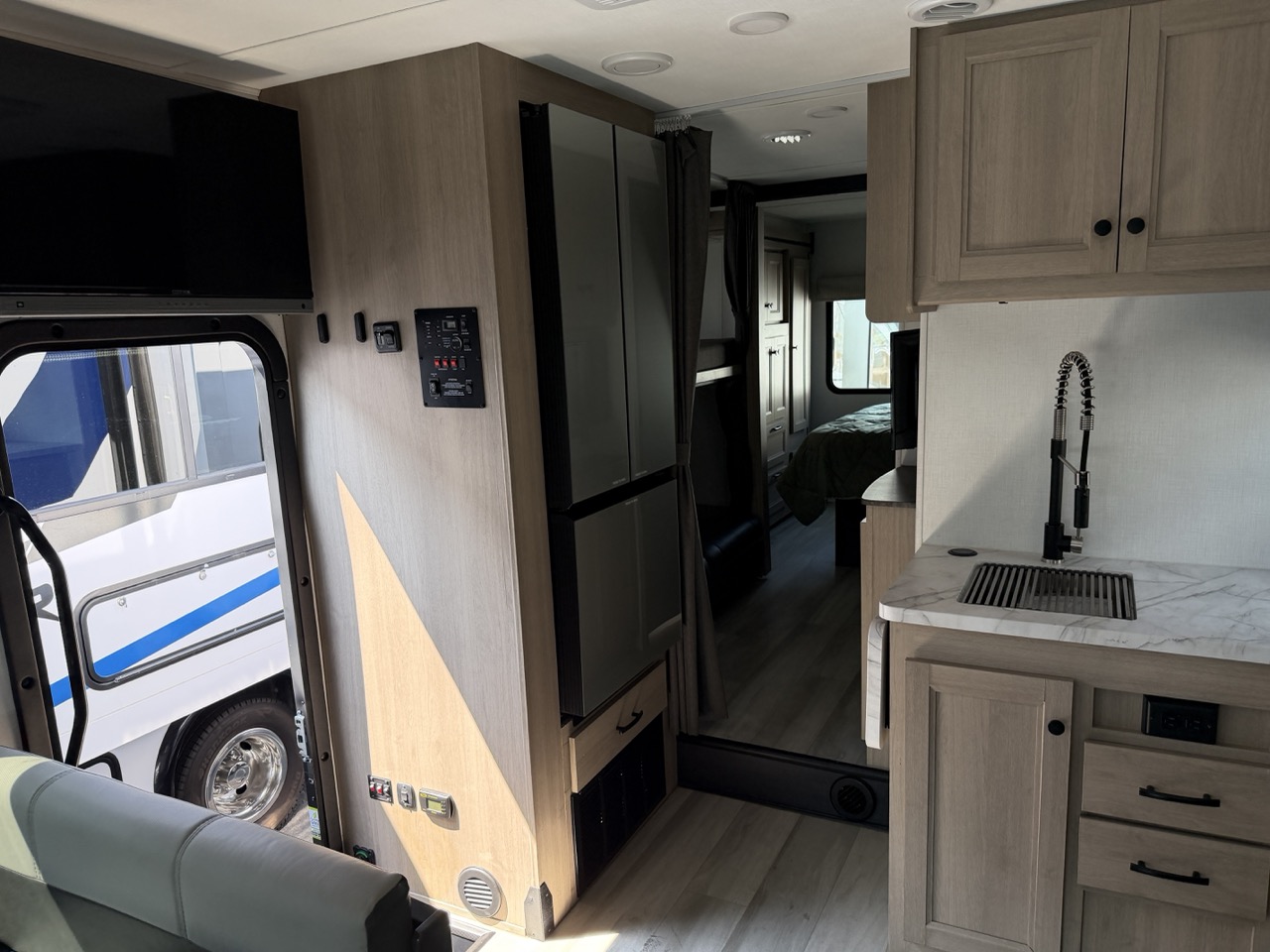 2026 Forest River Sunseeker LE 3250DSLEX - Image 9