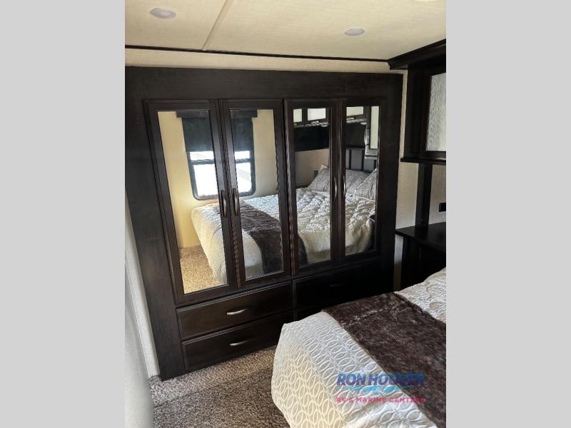 2017 GRAND DESIGN MOMENTUM M395 - Image 22
