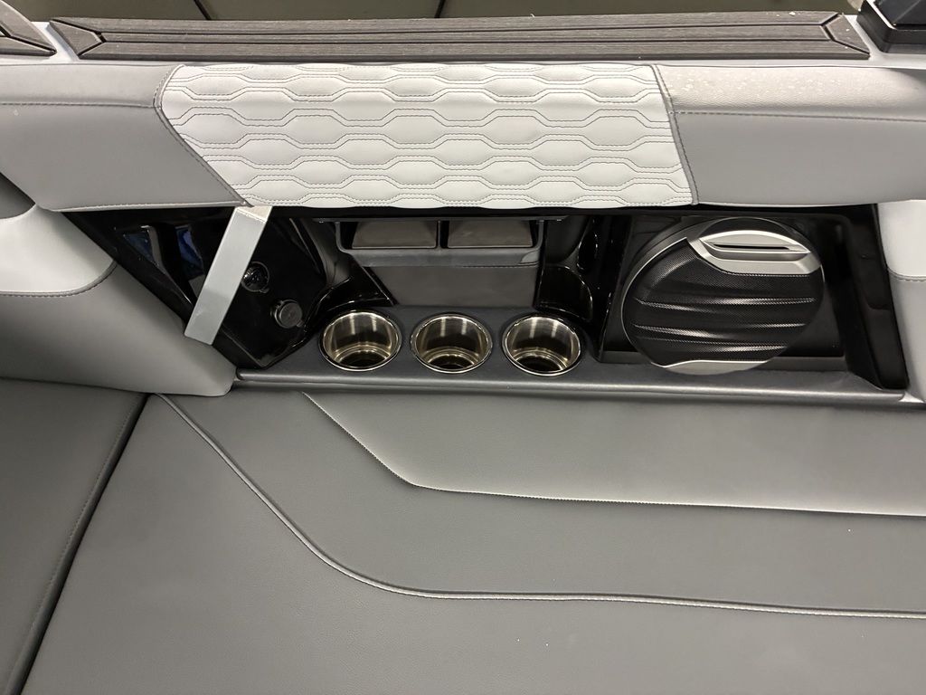 2026 MasterCraft XT24 - Image 33
