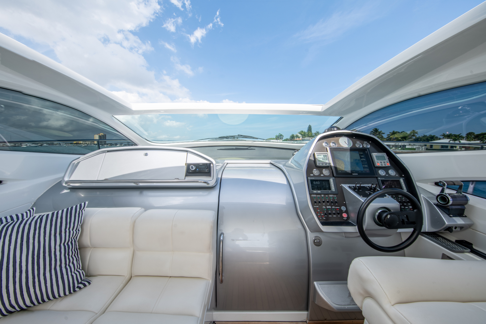 2004 Pershing Express - Image 21