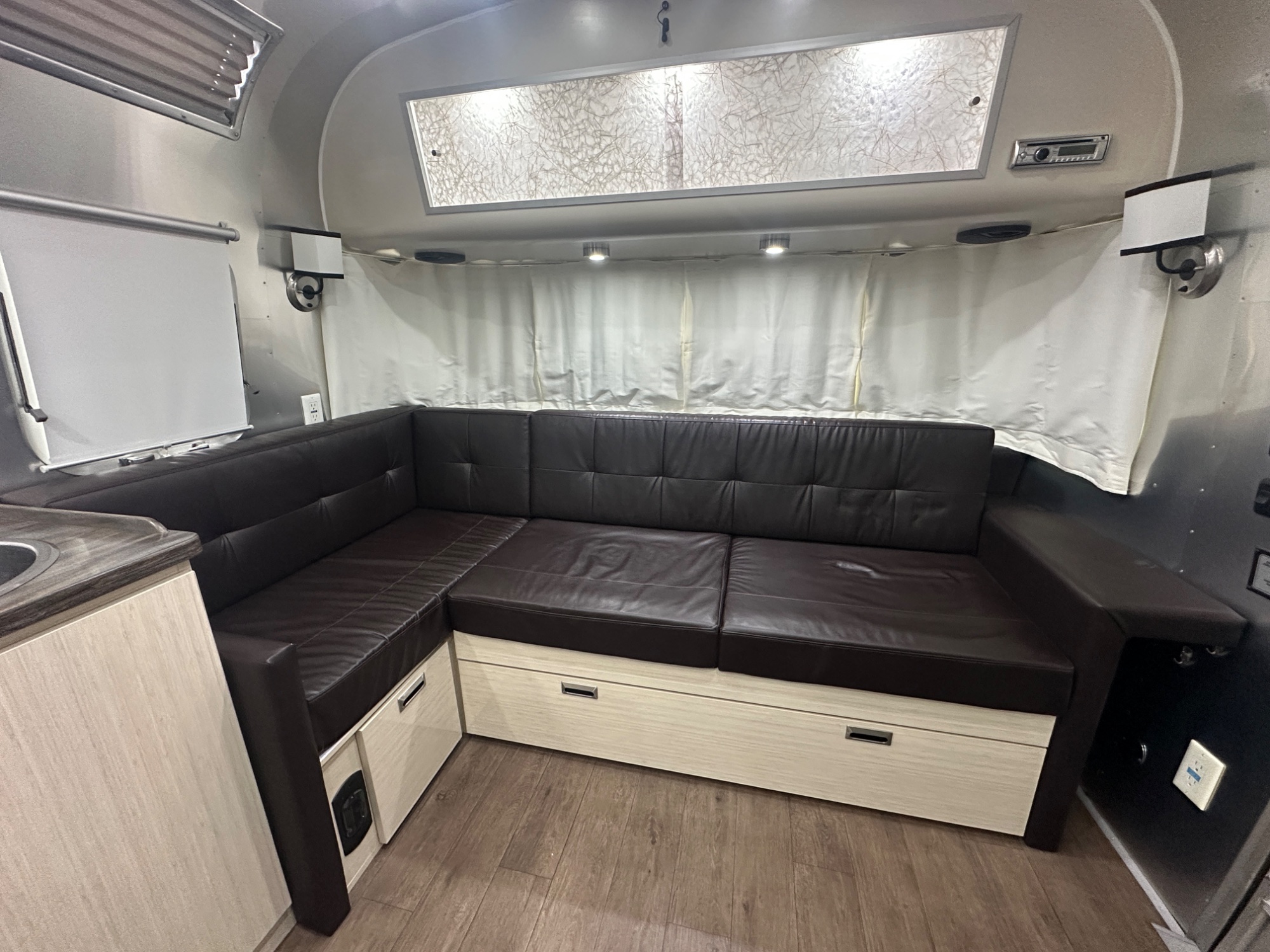 2019 Airstream International Serenity 28RBQ - Image 9