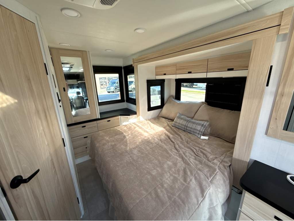 2027 ENTEGRA COACH QWEST 25L - Image 15