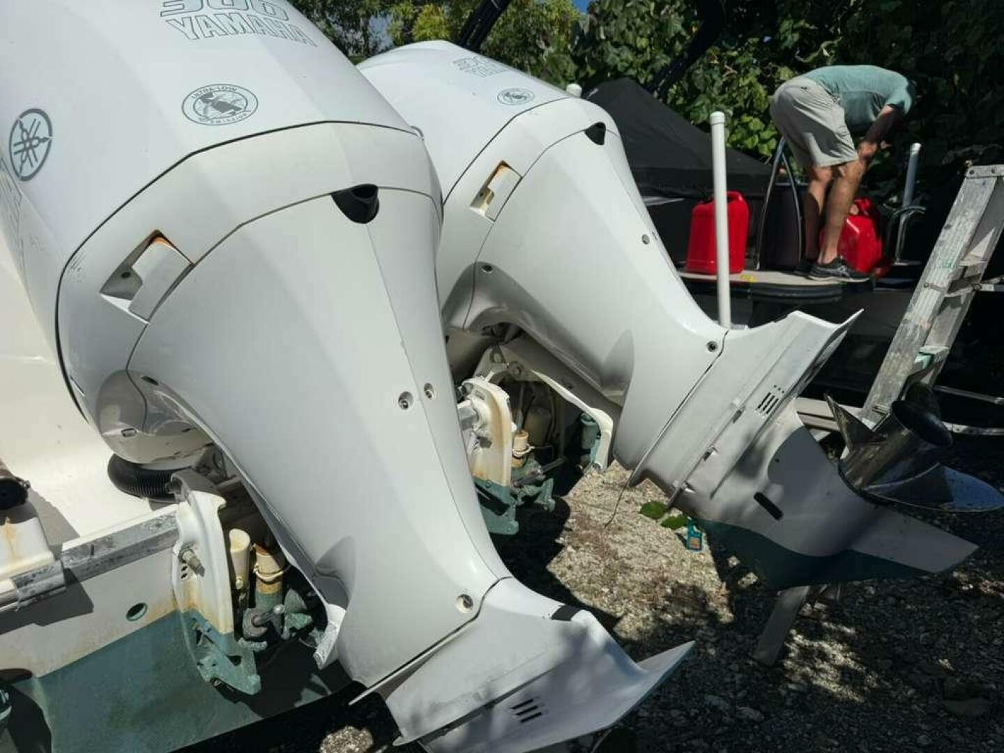 2017 Robalo R302 - Image 7