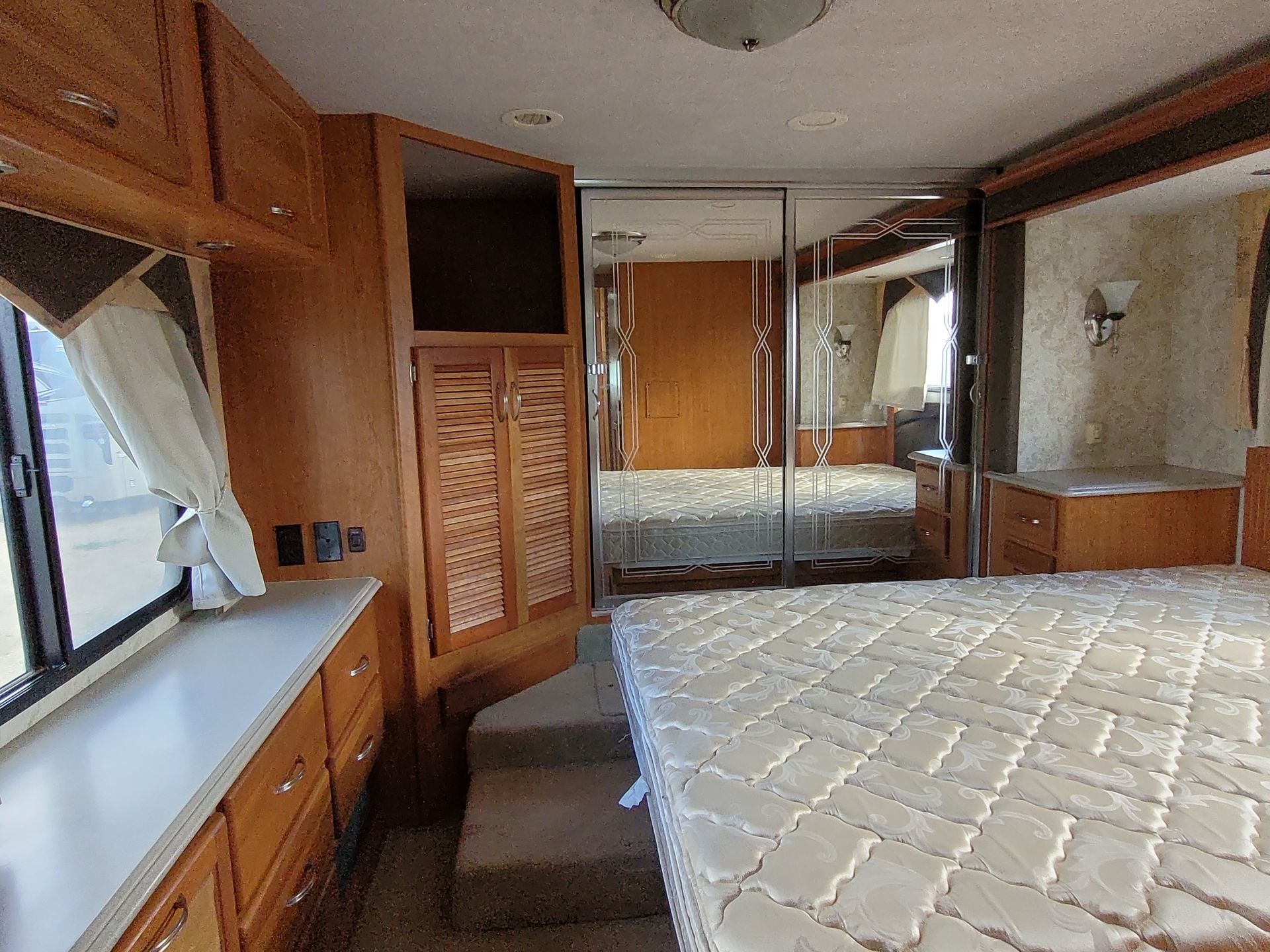2005 National Tropical 396LX - Image 25