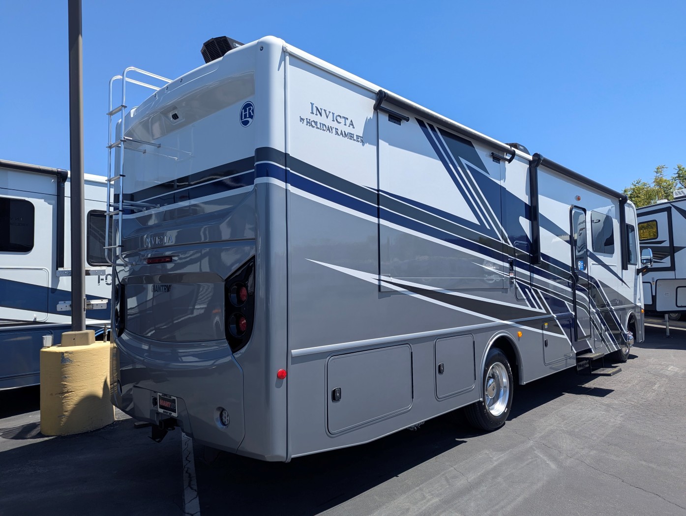 2026 Holiday Rambler Invicta 33HB - Image 5