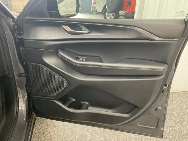 2024 Jeep Grand-Cherokee-L Laredo Altitude 4x4 - Image 24