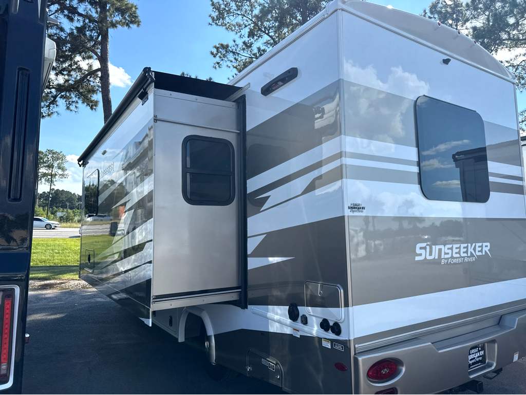 2025 FOREST RIVER SUNSEEKER 2400T - Image 3