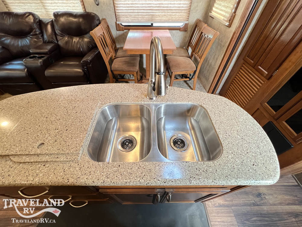 2015 Prime Time Crusader 295RST - Image 24