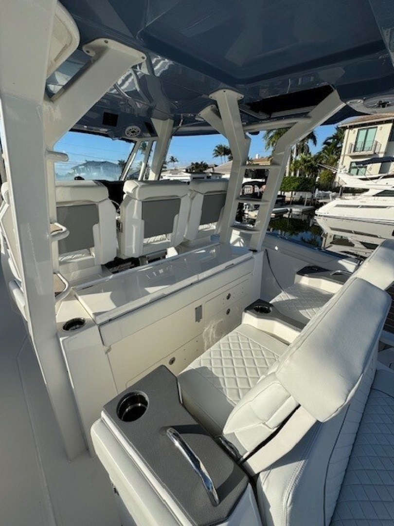 2023 PURSUIT S 428 Sport Base - Image 15