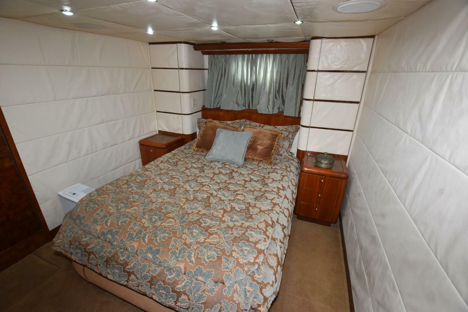 1998 Hatteras 74 Sportdeck - Image 26